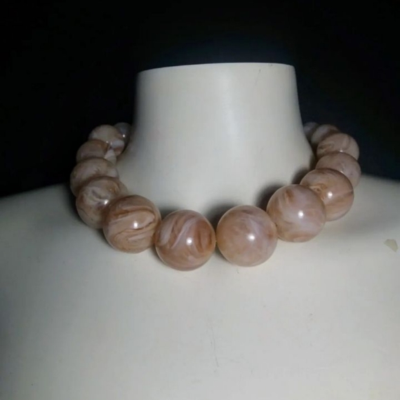 Pink marbled lucite, gold tone choker/. Necklace. Vintage mid century - Picture 2 of 14